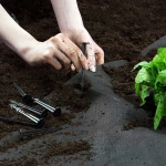 Agrowłóknina ogrodowa 0,8 m x 50 m + 50 szpilek Plonos 