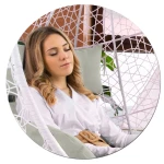 Fotel ogrodowy wiszący Brava biały + szare poduszki Sofotel